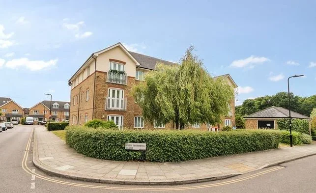 Room Cecil Manning Close in Greater London