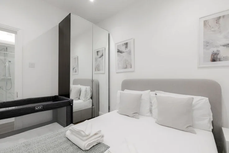 Flat Nassau Street in City of Westminster