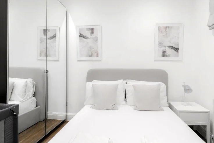 Flat Nassau Street in City of Westminster