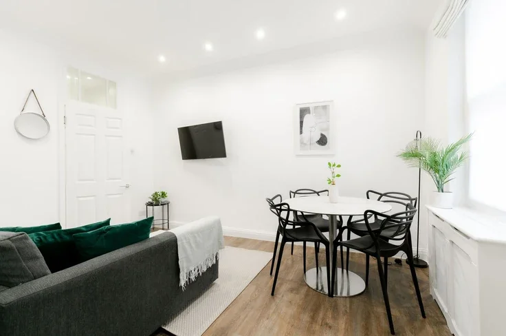 Flat Nassau Street in City of Westminster