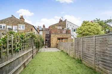 House Glenfield Road in Greater London