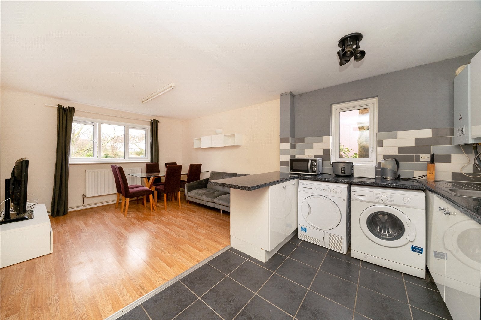 Flat Wrentham Avenue in Greater London