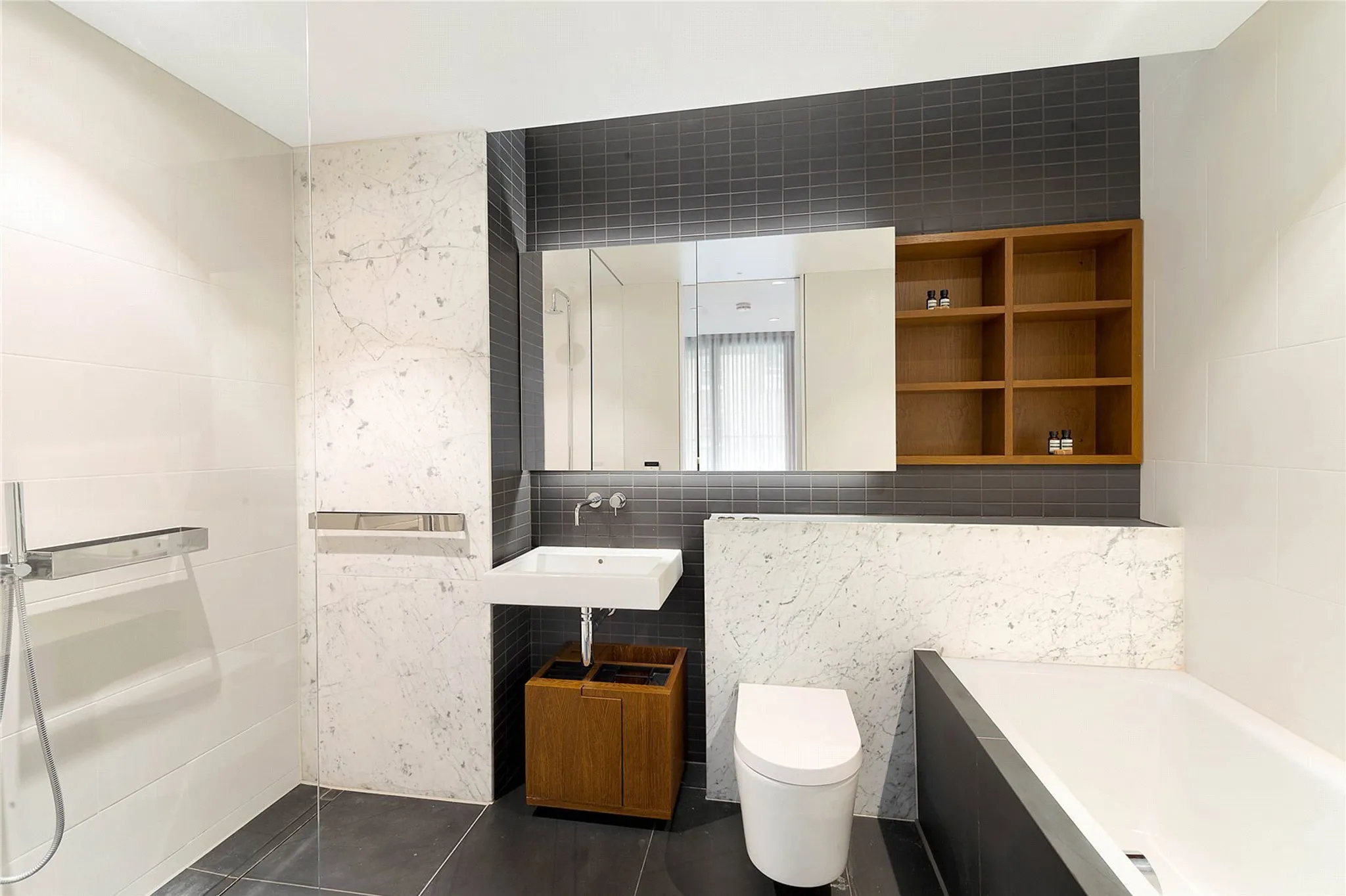 Flat Bartholomew Close in City of London