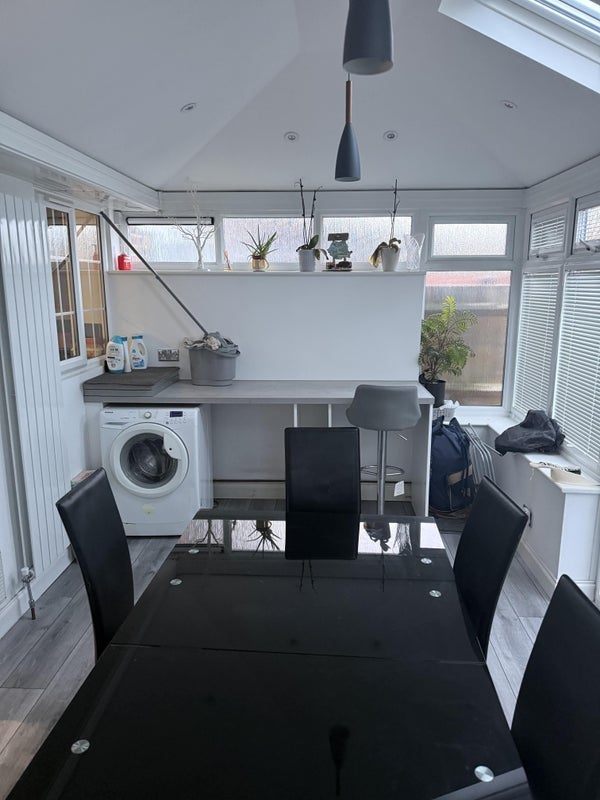 Room Scott Road in Crawley