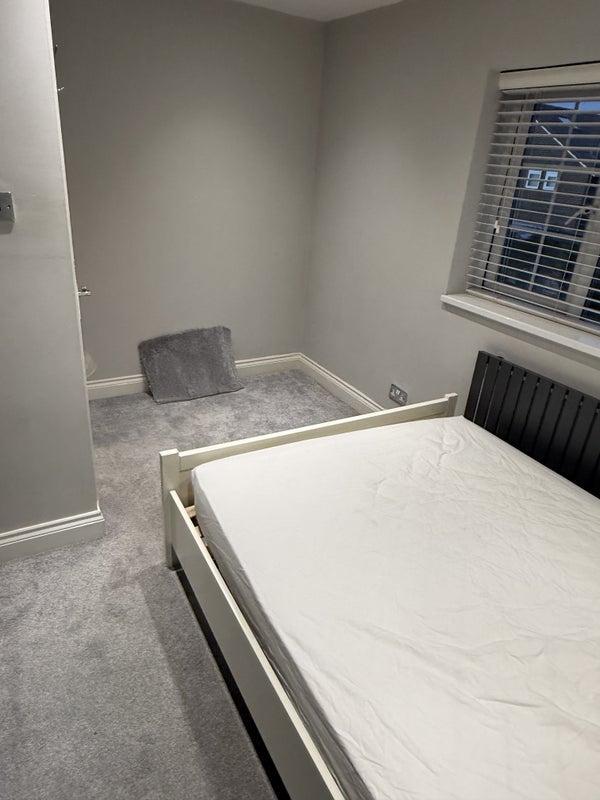 Room Scott Road in Crawley