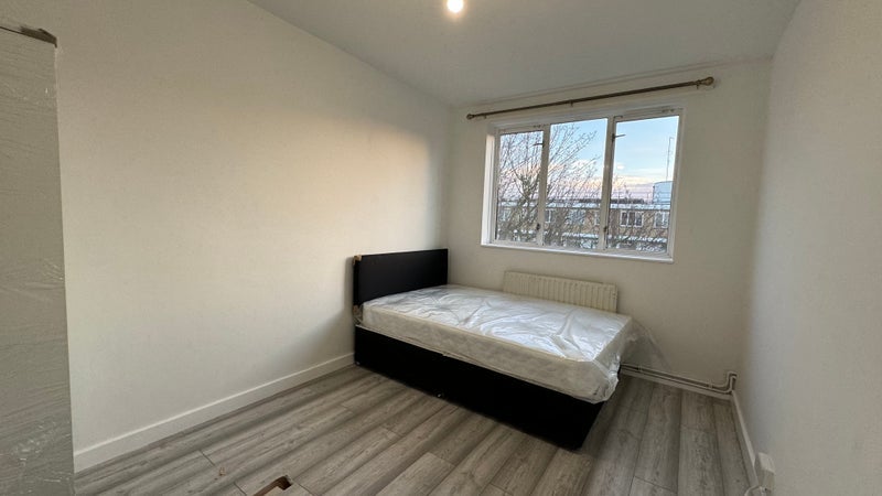 Room Stepney Way in Greater London