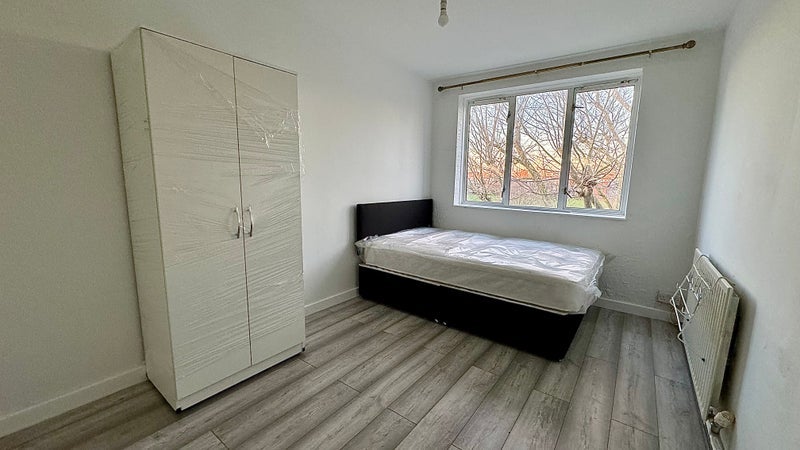 Room Stepney Way in Greater London