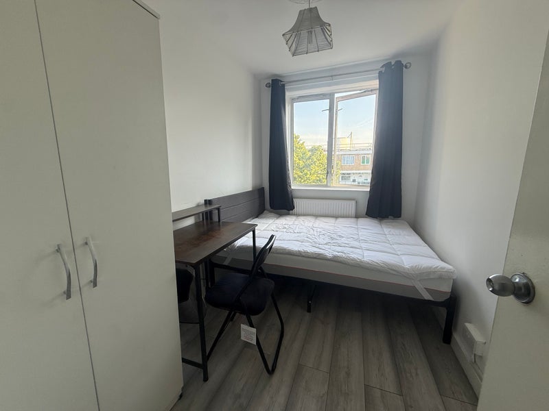 Room Stepney Way in Greater London