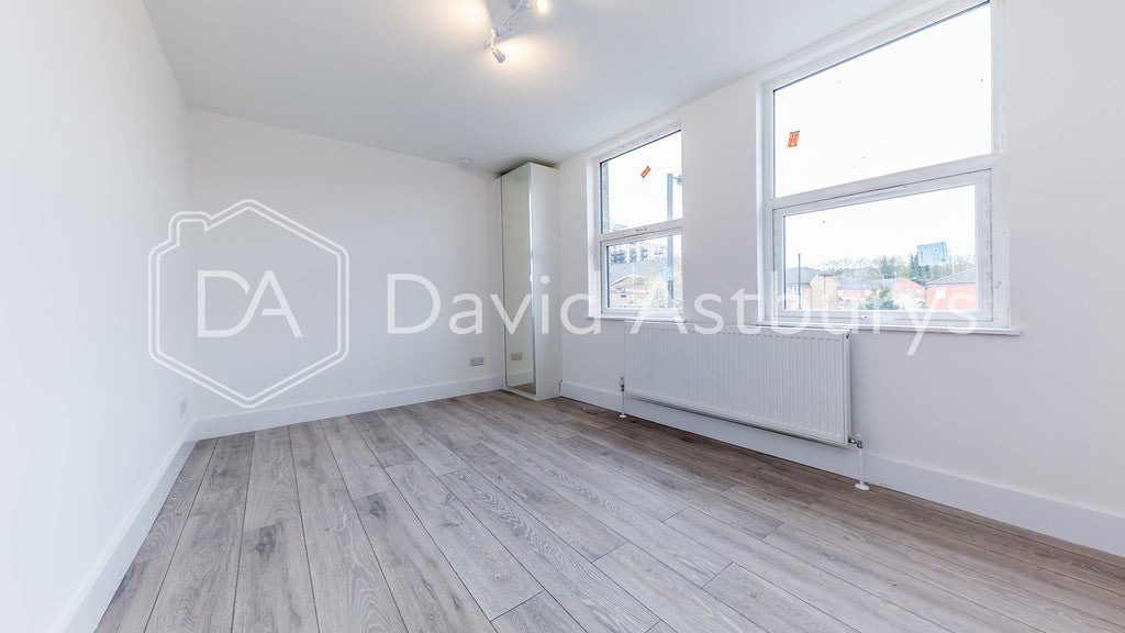 Flat Denmark Road in Greater London