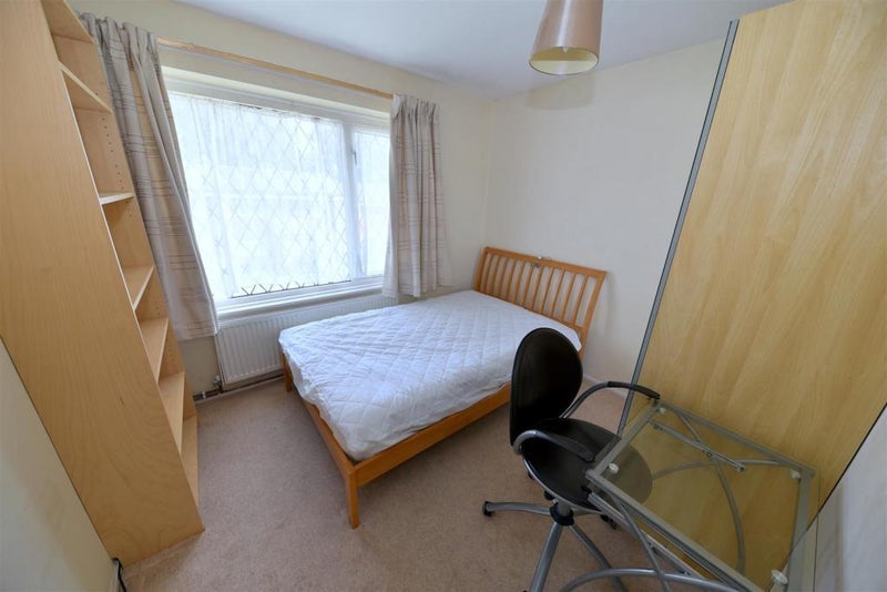 Room Leahurst Crescent in Birmingham