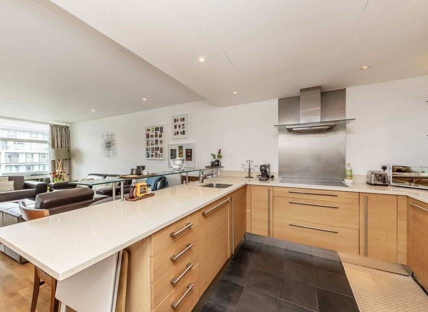 Flat Queenstown Road in Greater London