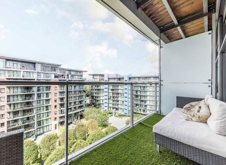 Flat Queenstown Road in Greater London