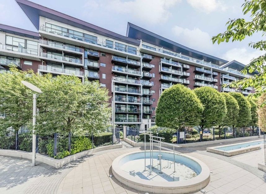 Flat Queenstown Road in Greater London
