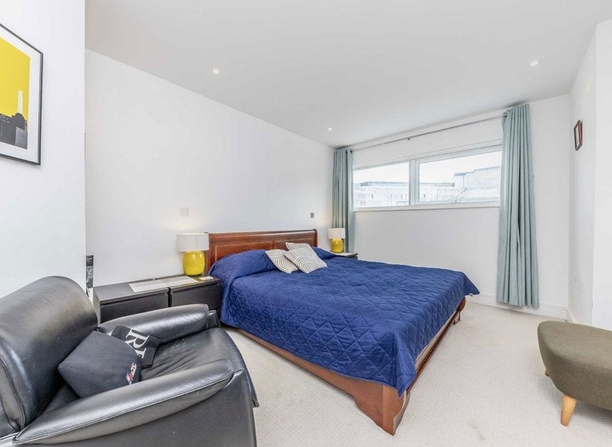 Flat Queenstown Road in Greater London