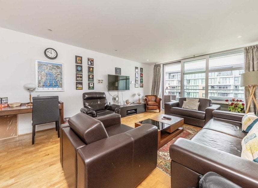 Flat Queenstown Road in Greater London