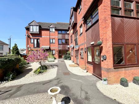 Flat Birchett Road in Rushmoor