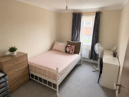 Flat Birchett Road in Rushmoor