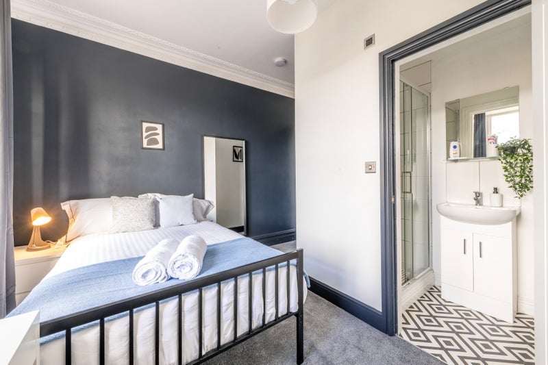 Room Bath Road in Bristol