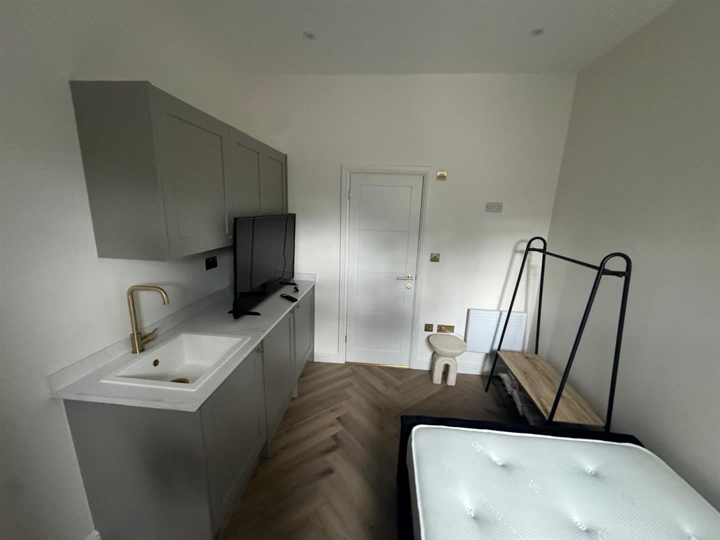 Flat Dyers Lane in Greater London