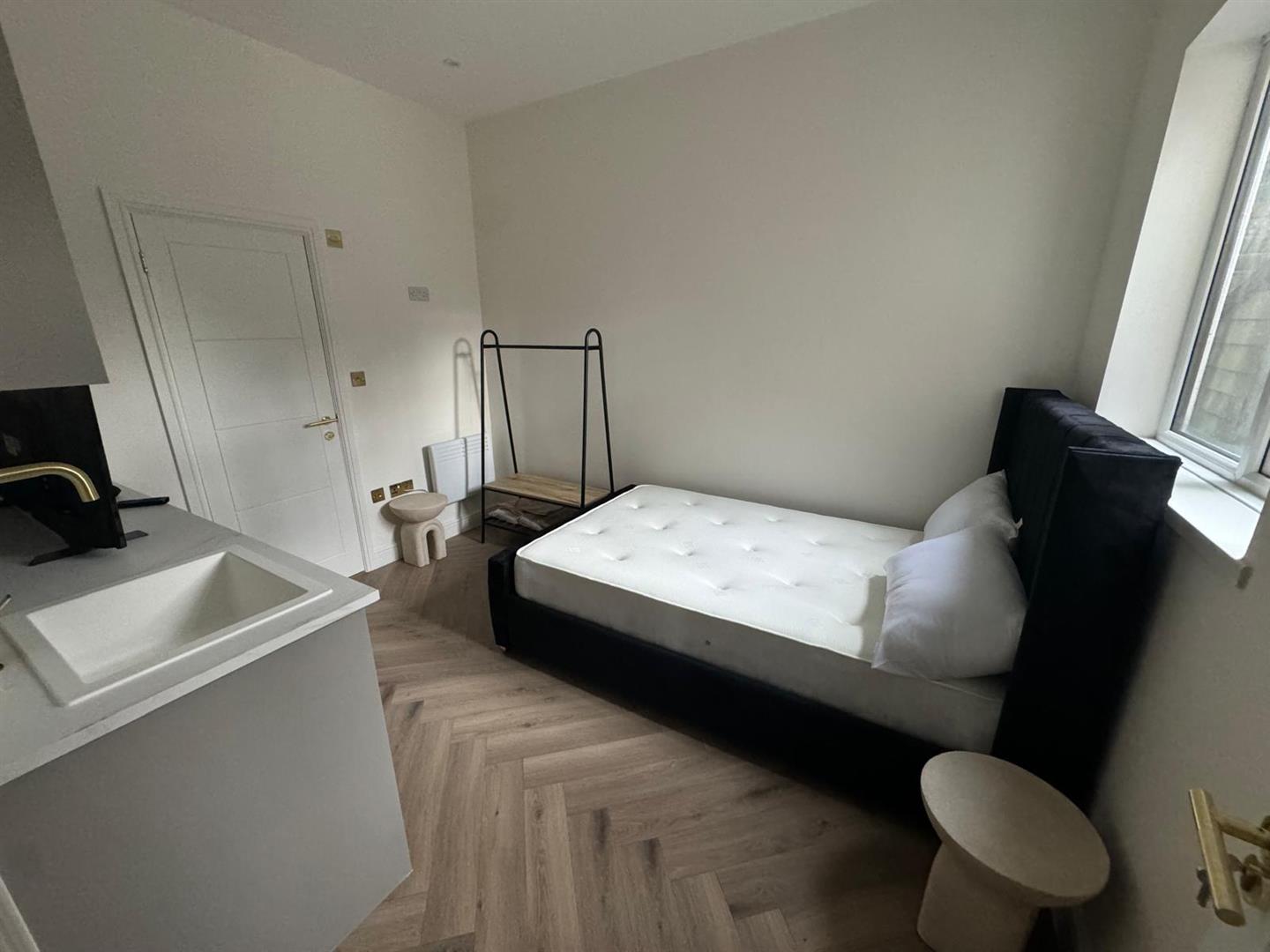 Flat Dyers Lane in Greater London