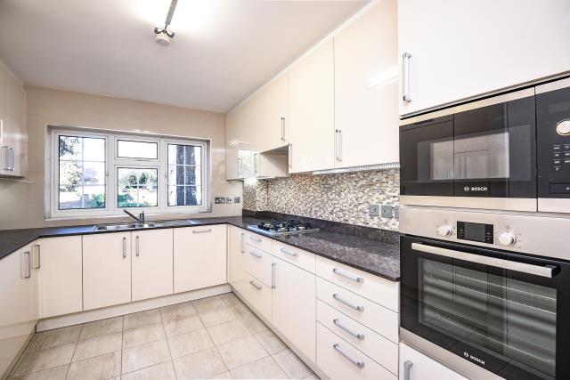 Flat Myrtleside Close in London