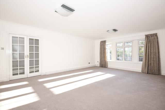 Flat Myrtleside Close in London