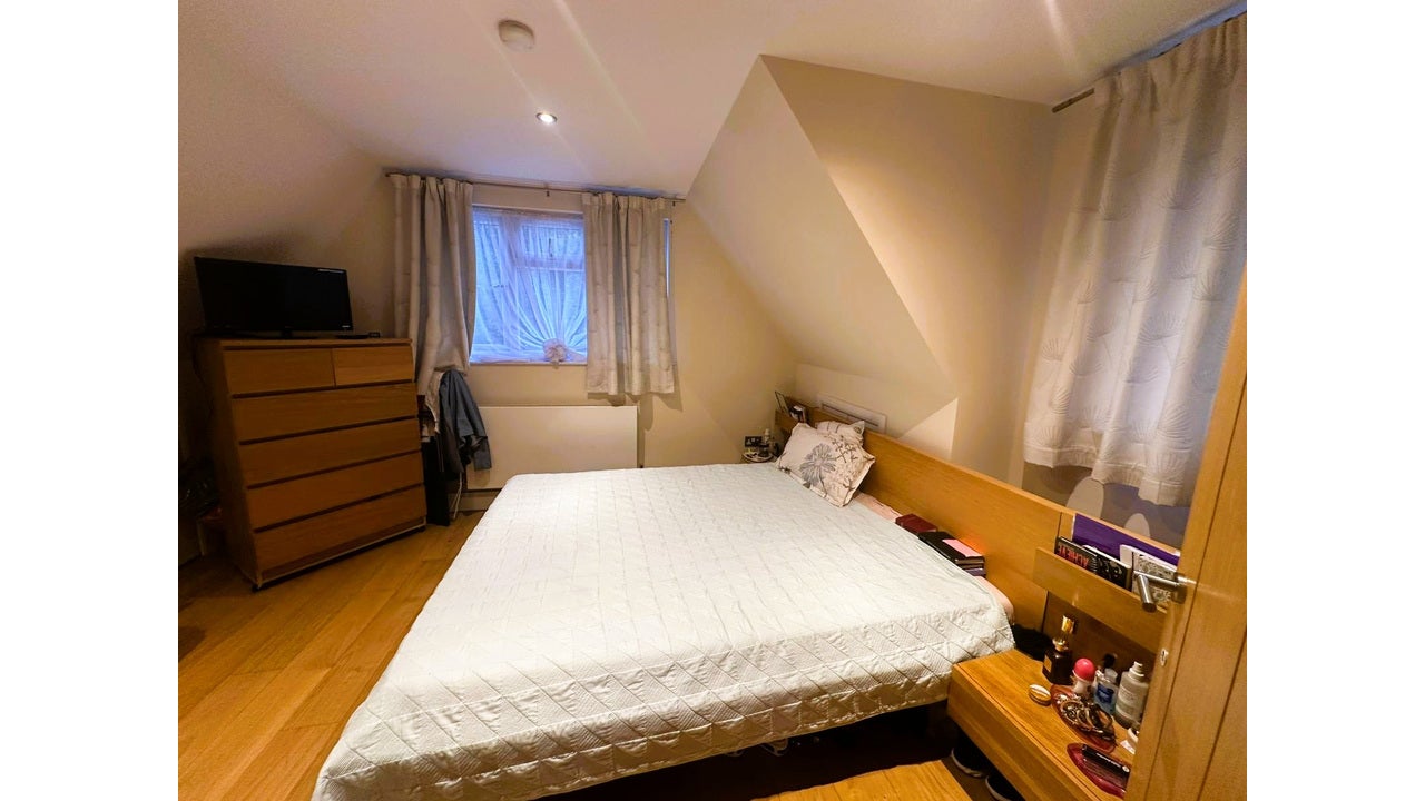 Flat Millet Road in Greater London