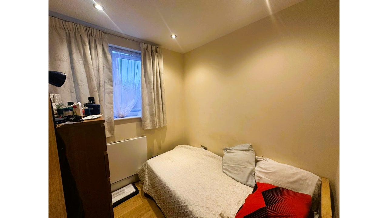 Flat Millet Road in Greater London