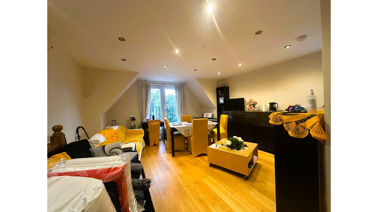 Flat Millet Road in Greater London