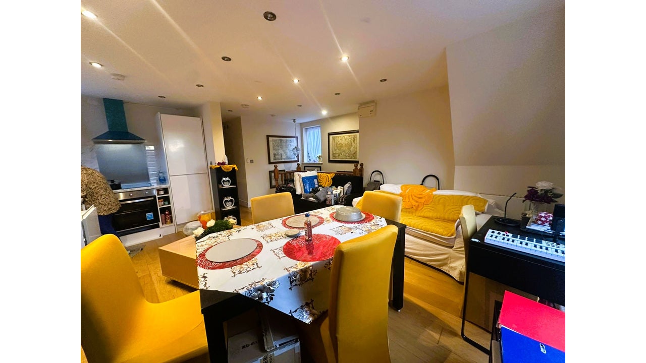 Flat Millet Road in Greater London