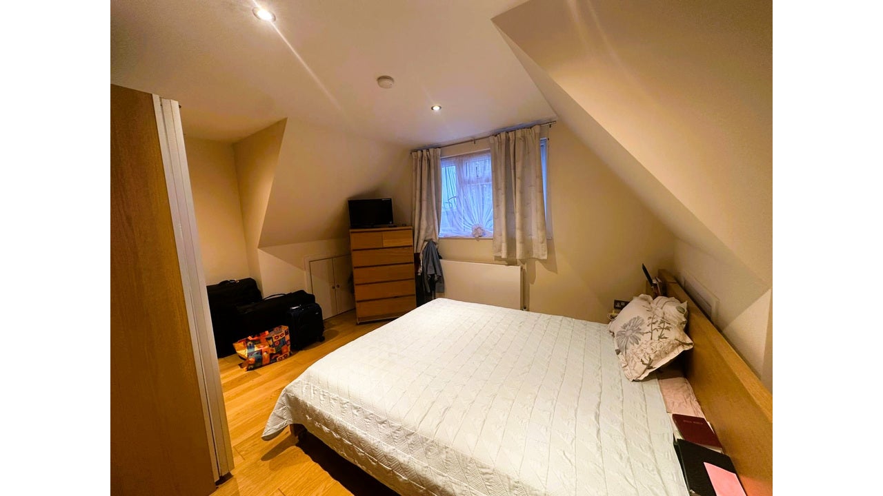 Flat Millet Road in Greater London