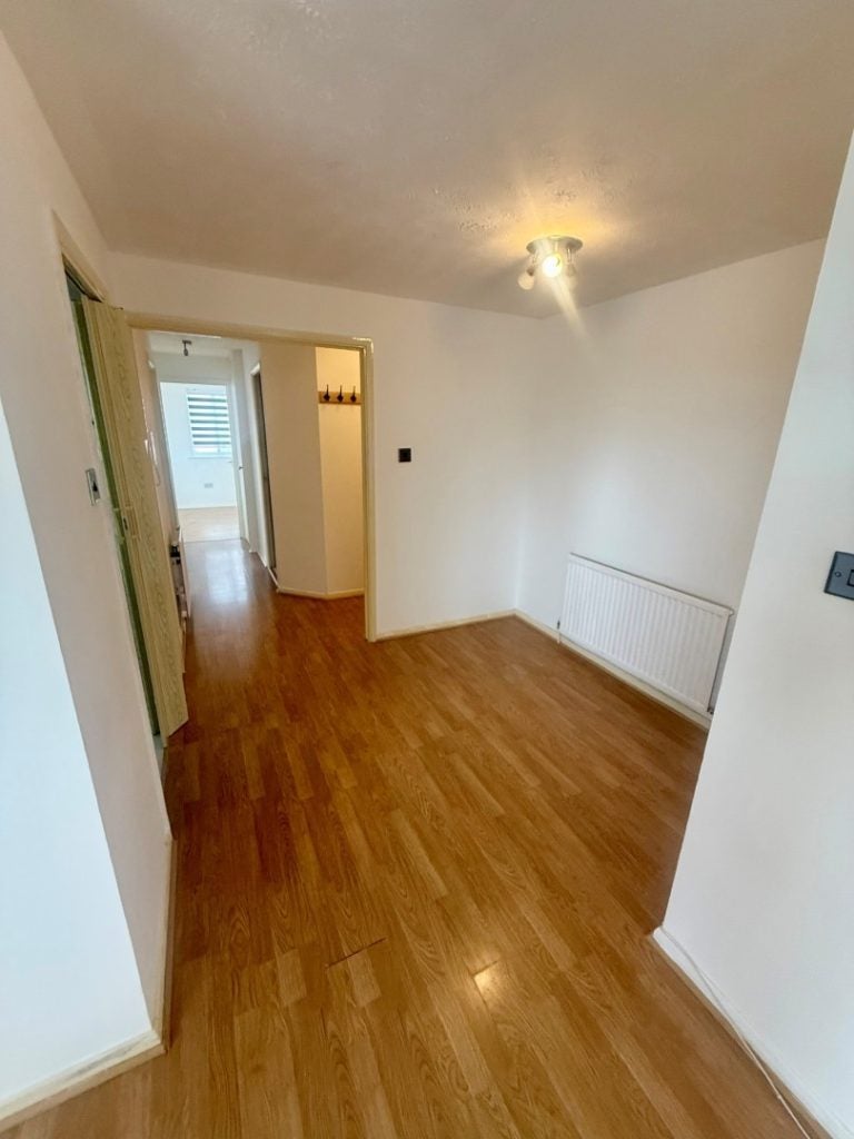 Flat Sewardstone Road in Greater London