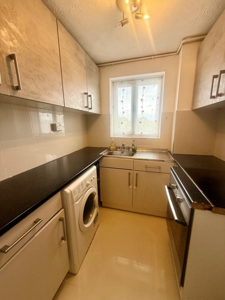 Flat Sewardstone Road in Greater London