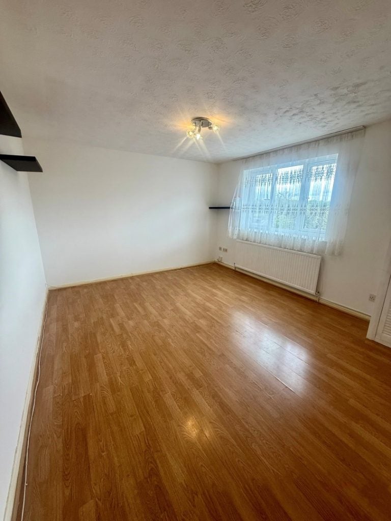 Flat Sewardstone Road in Greater London