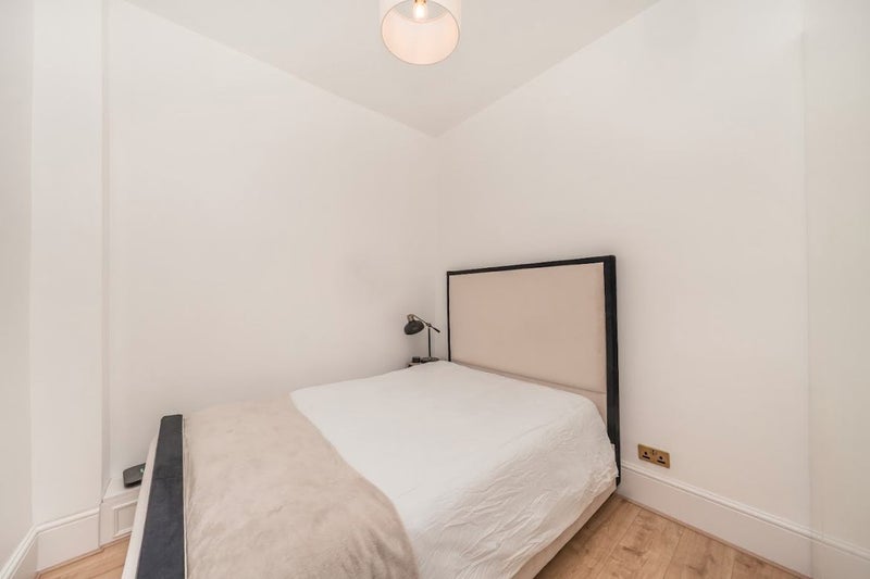 Flat Mowbray Road in Greater London