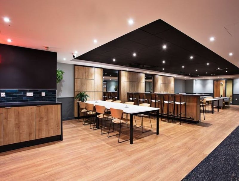 Flat Settles Street in Greater London