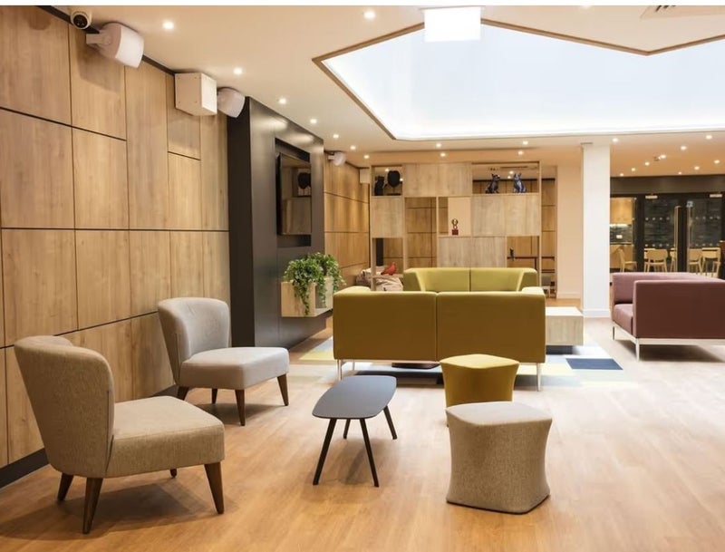 Flat Settles Street in Greater London