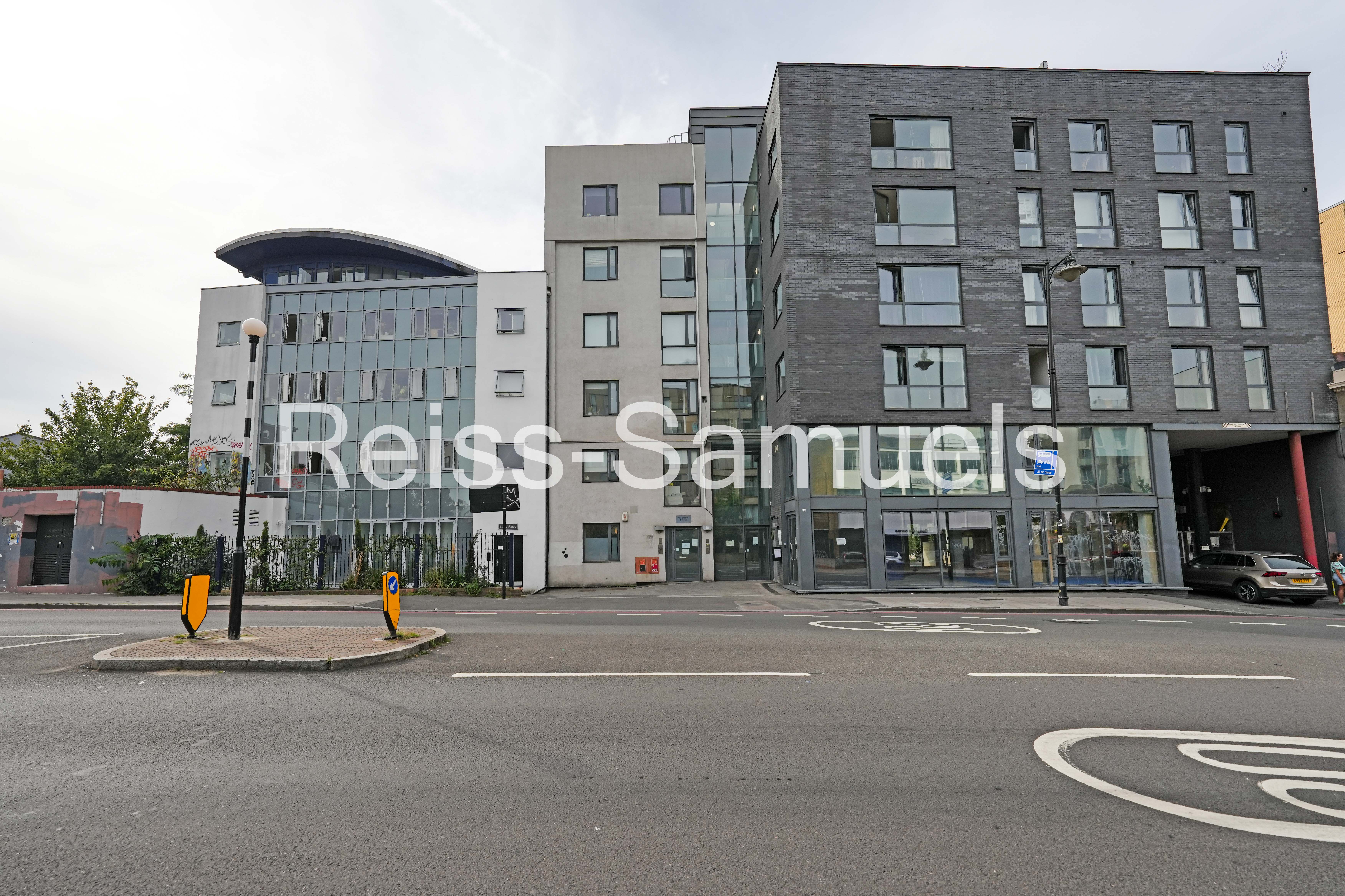 Flat Kingsland Road in Greater London