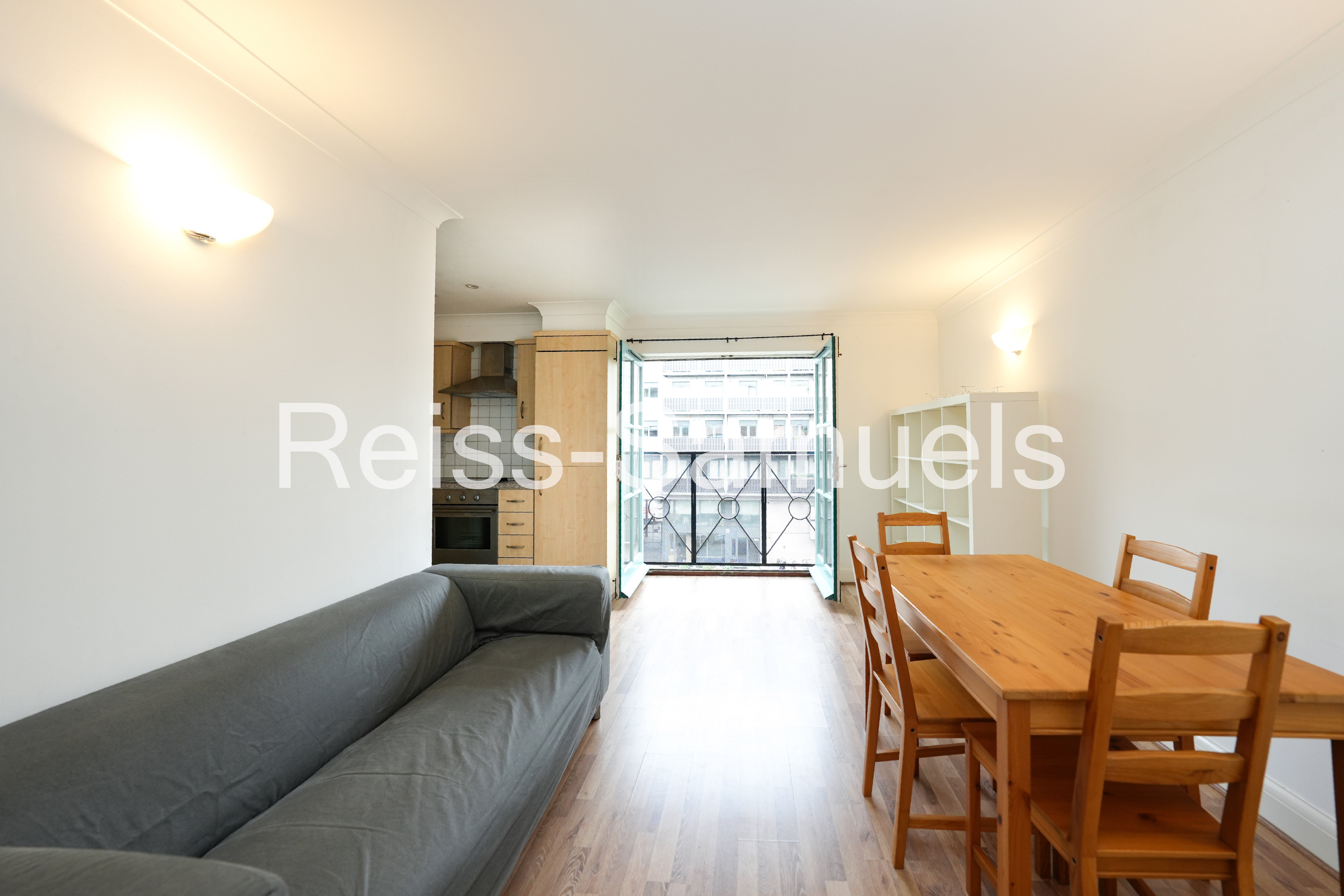 Flat Kingsland Road in Greater London