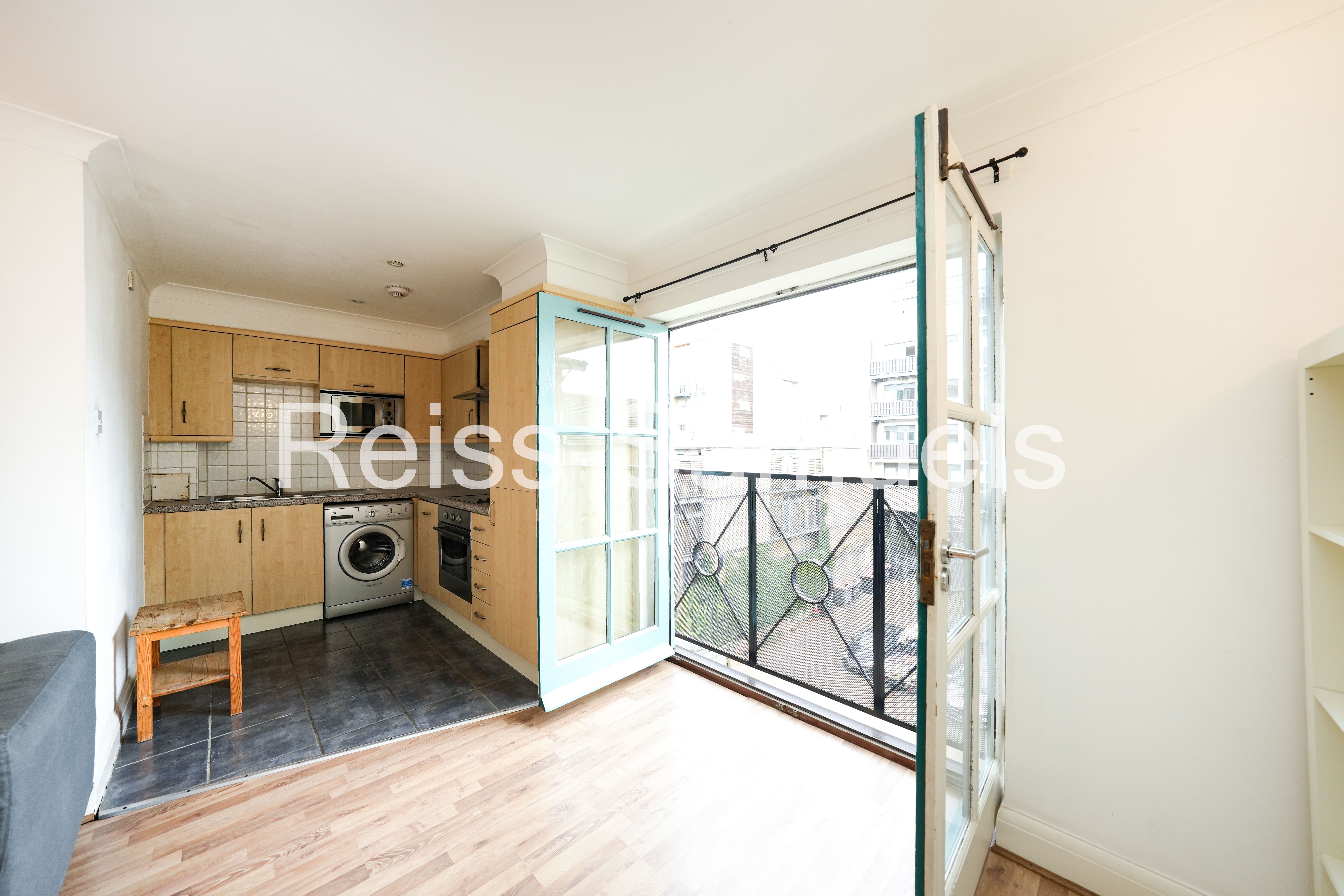 Flat Kingsland Road in Greater London