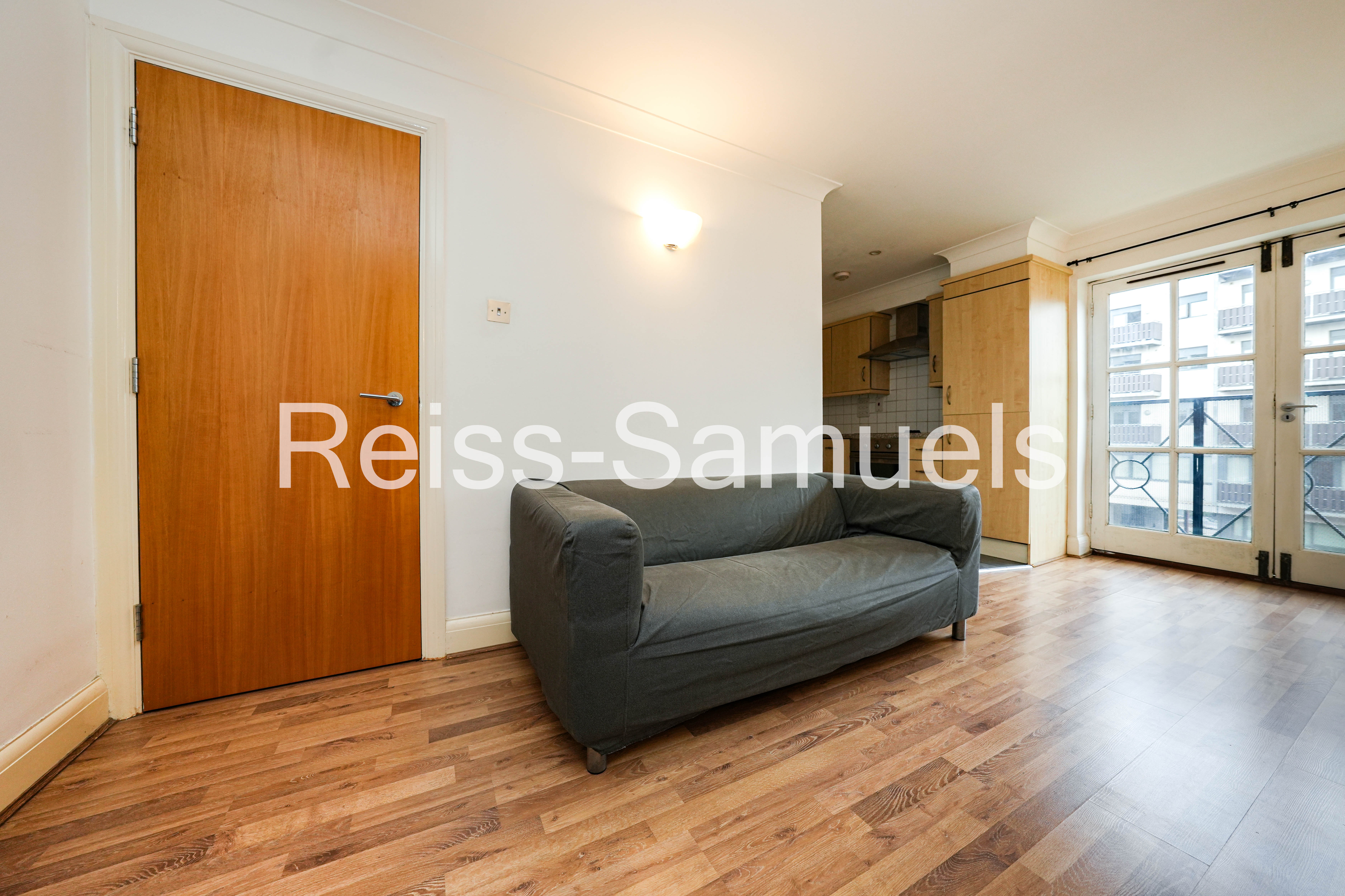 Flat Kingsland Road in Greater London