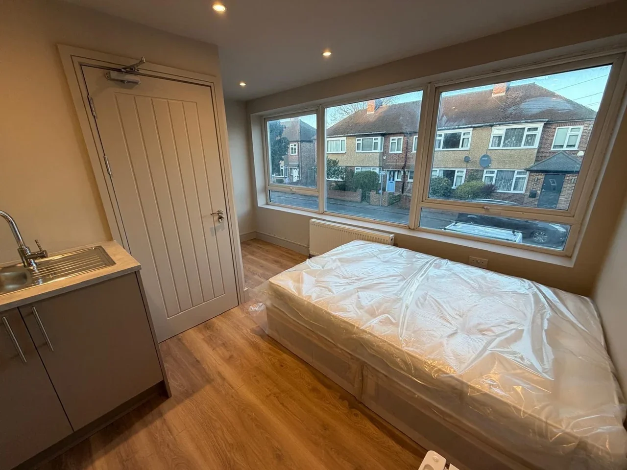Room Old Farm Road in Greater London