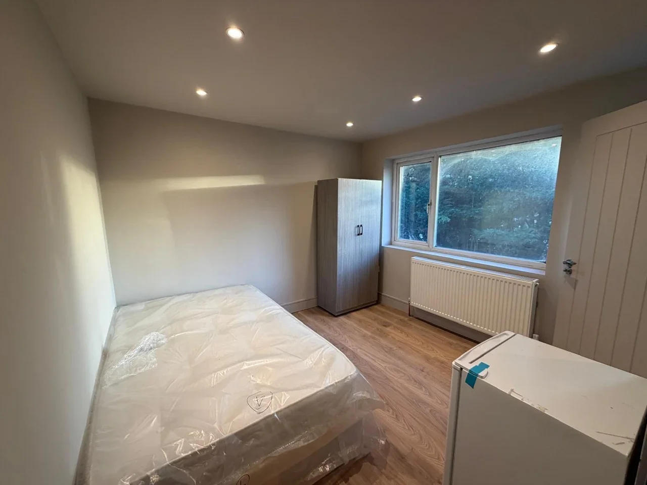 Room Old Farm Road in Greater London