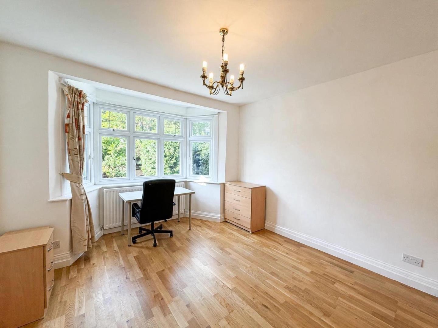 House Princes Avenue in Greater London