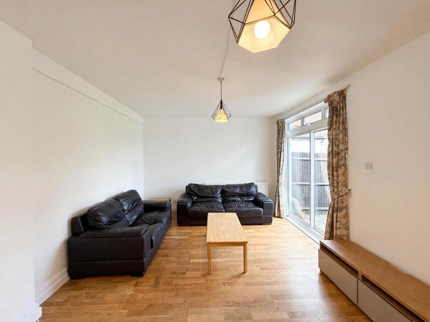 House Princes Avenue in Greater London
