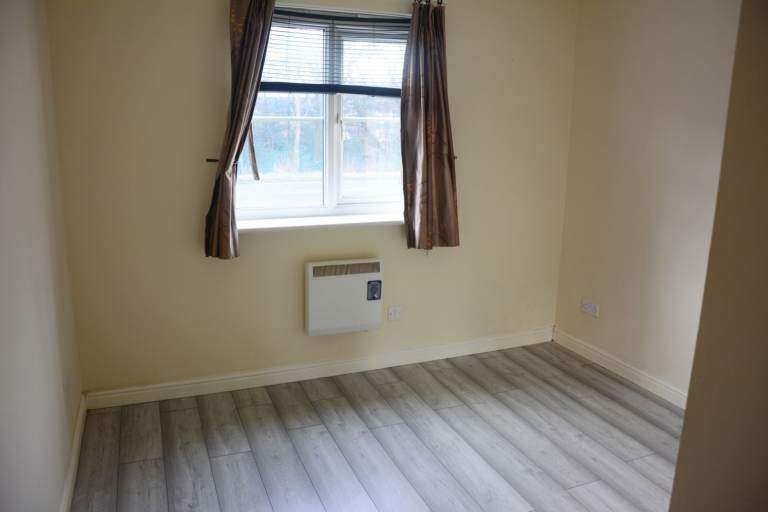 Flat Queens Crescent in Livingston