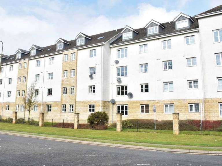 Flat Queens Crescent in Livingston