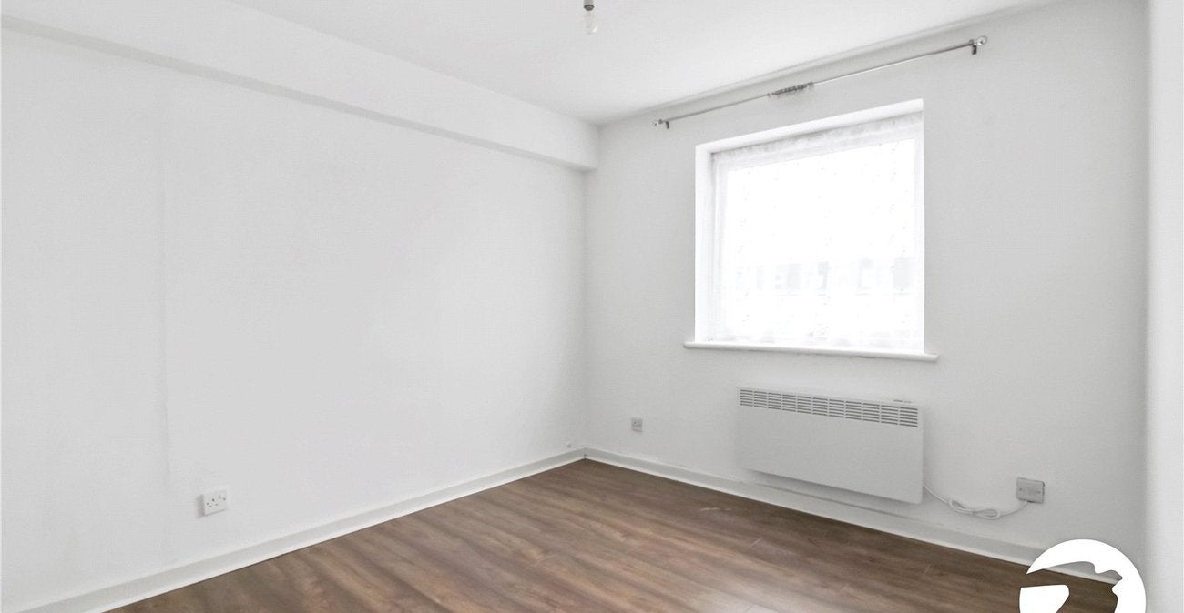 Flat Melvin Road in Greater London