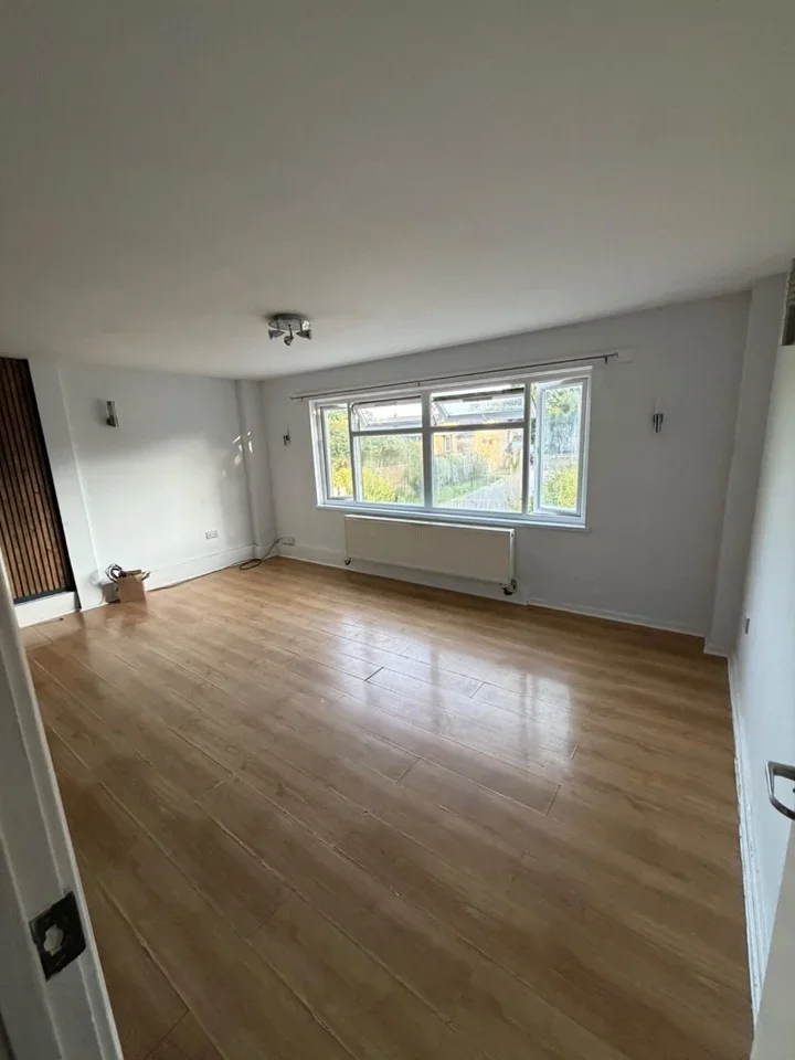 Flat Broom Road in Greater London
