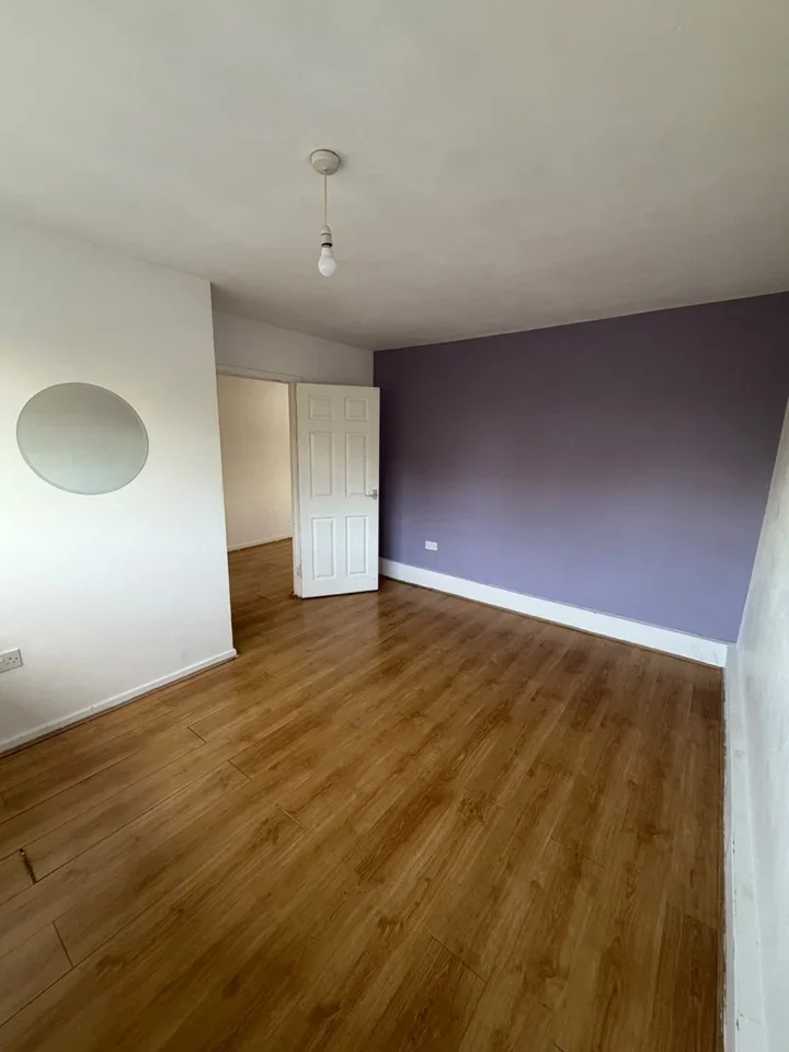 Flat Broom Road in Greater London